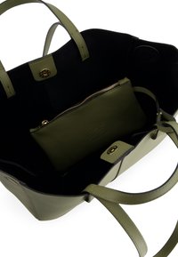 Sac fourre-tout en cuir vert olive avec un intérieur noir, comprenant une petite pochette zippée et des accents en métal doré. Conception structurée avec des poignées plates.