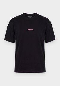 T-shirt noir à manches courtes avec un col rond et un petit logo rose "dropsize" centré sur la poitrine sur fond blanc.