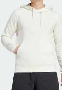 Weißer Hoodie mit einem strukturierten, runden Logo auf der Vorderseite, Kängurutasche, verstellbarem Kordelzug an der Kapuze sowie gerippten Bündchen und Saum.