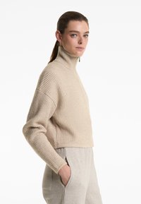 OYSHO CROPPED  HIGH COLLAR  - Kofta - stone