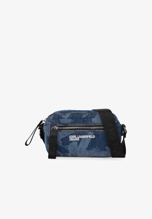 Džinsinė Karl Lagerfeld rankinė per petį su priekinės dalies užtrauktuko kišene ir reguliuojamu juodu dirželiu su išgraviruotu prekės ženklu.