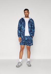 The North Face MOUNTAIN ATHLETICS - Corta-vento - summit navy painted mountains