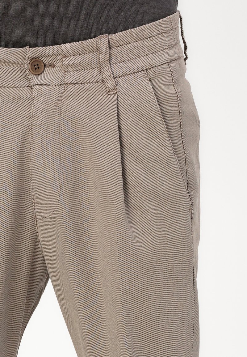 Beige Hose mit einem strukturierten diagonalen Muster, ausgestattet mit einem Knopfverschluss, Gürtelschlaufen und Seitentaschen. Standard gerade geschnittenes Design.