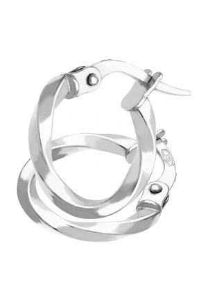 Orecchini a cerchio in argento con design intrecciato e finitura lucida, chiusi da un fermaglio con un piccolo elemento decorativo.