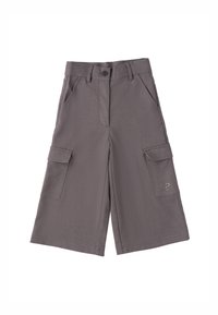 Szare szorty cargo z lekkiego materiału. Posiadają dwie kieszenie boczne, dwie kieszenie cargo oraz zapięcie na guzik. Gładka tekstura z minimalistycznymi detalami.