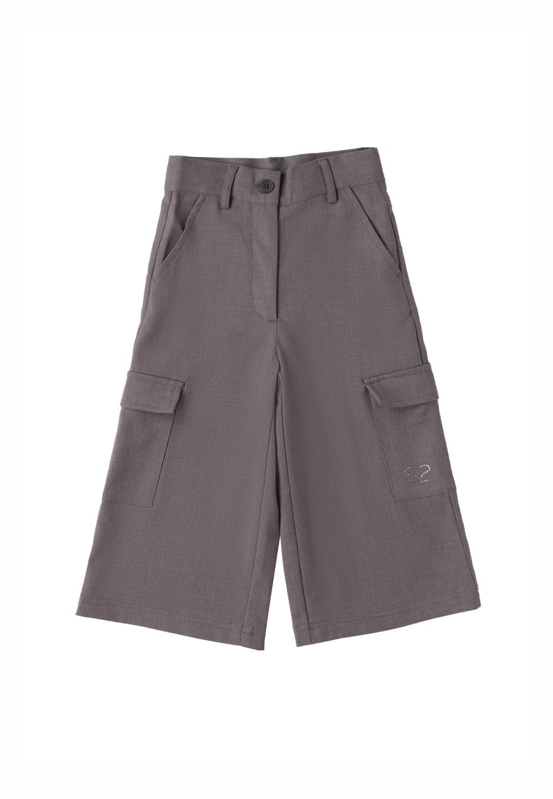 Szare szorty cargo z lekkiego materiału. Posiadają dwie kieszenie boczne, dwie kieszenie cargo oraz zapięcie na guzik. Gładka tekstura z minimalistycznymi detalami.