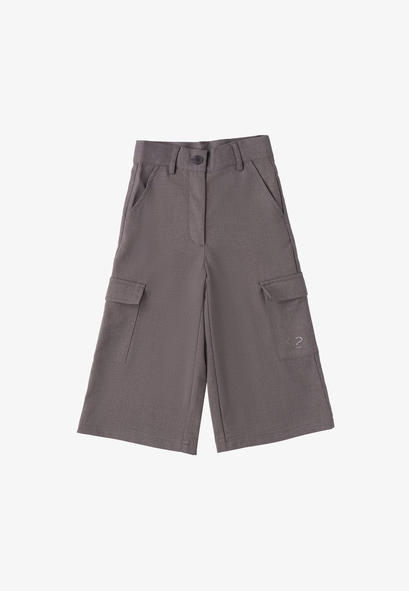 Szare szorty cargo z lekkiego materiału. Posiadają dwie kieszenie boczne, dwie kieszenie cargo oraz zapięcie na guzik. Gładka tekstura z minimalistycznymi detalami.