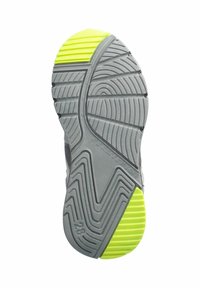 Sole boty v šedé gumě s hlubokými drážkami a žlutým akcentem na patě. Má strukturovaný povrch pro trakci a přilnavost.