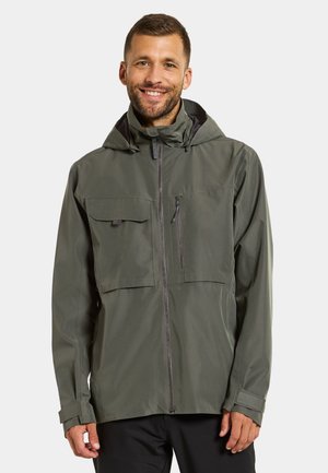 Wasserfeste Jacke in Dunkelgrün, mit Kapuze, Frontreißverschluss, zwei großen Brusttaschen und verstellbaren Bündchen für eine sichere Passform.