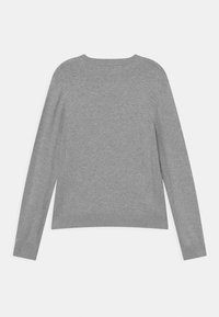 Pull gris à manches longues avec un col rond, des poignets et un ourlet côtelés, présentant une finition texturée et une coupe légèrement ample.