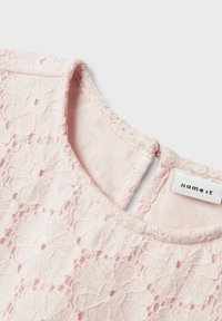 Abito di pizzo rosa con motivo floreale, scollatura tonda e chiusura con zip sul retro, dotato di foderatura interna liscia. Etichetta del marchio: nameit.
