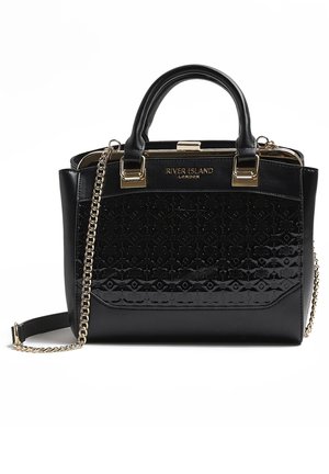 Torebka Black River Island z teksturowanym przednim panelem, złotym łańcuszkowym paskiem, podwójnymi uchwytami i zamknięciem na metalową ramkę.