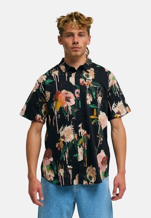 Kurzärmeliges Hemd mit schwarzem Hintergrund und buntem Blumenmuster. Hergestellt aus leichtem Stoff mit klassischem Kragen und Knopfleiste.
