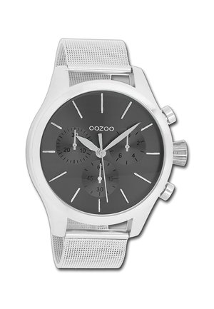 Montre chronographe en argent avec un cadran gris foncé, trois sous-cadrans, des index horaires en argent et un bracelet en métal tressé. Fini poli sur l'ensemble.