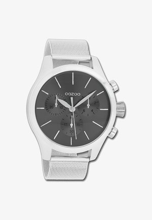 Montre chronographe en argent avec un cadran gris foncé, trois sous-cadrans, des index horaires en argent et un bracelet en métal tressé. Fini poli sur l'ensemble.