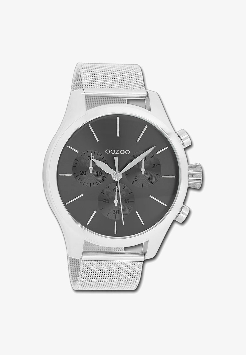 Montre chronographe en argent avec un cadran gris foncé, trois sous-cadrans, des index horaires en argent et un bracelet en métal tressé. Fini poli sur l'ensemble.