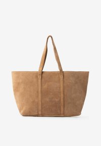 Tan suède tote tas met twee stevige handvatten, rechthoekige vorm en een zachte textuur. Minimalistisch ontwerp, geen zichtbare hardware of patronen.