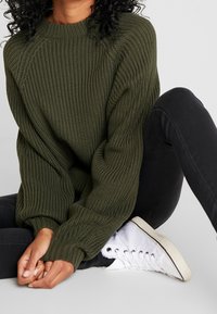 Monki Stickad tröja - khaki