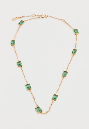 Collar de cadena dorada con nueve piedras preciosas verdes rectangulares espaciadas uniformemente y cierre de langosta.