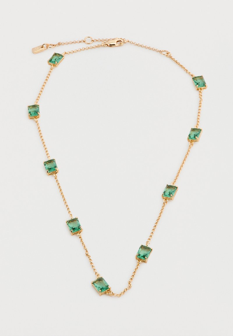 Κολιέ με χρυσή αλυσίδα και εννέα ορθογώνιες πράσινες πέτρες, τοποθετημένες ομοιόμορφα, με κούμπωμα αστακού.