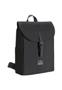 Fekete hátizsák texturált anyagból, hajtókával, állítható csattal és elülső címkével. Minimalista dizájn, oldalzsebbel.