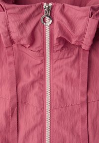 Rosa Jacke mit weißem Kunststoffreißverschluss und Kapuze, mit rosa Stoffkordeln an jeder Seite.