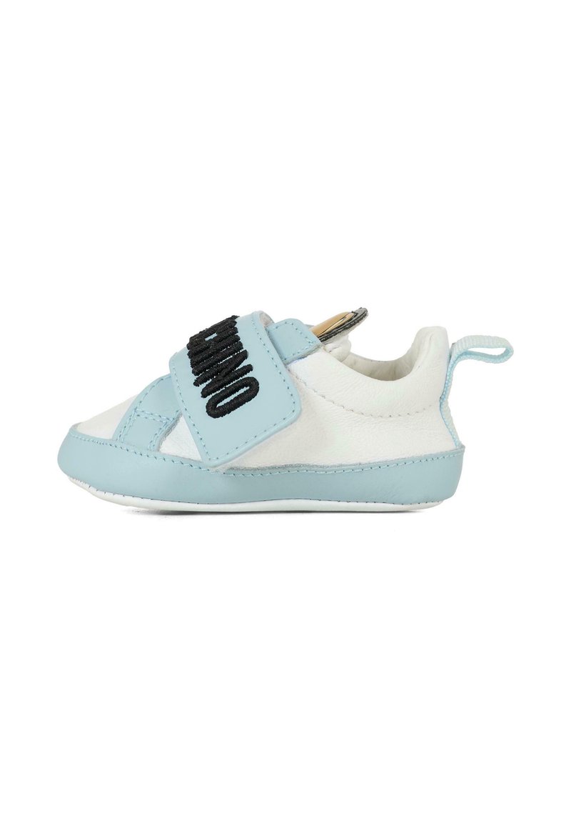 Sneaker per bambini blu e bianco con una cinturino testurizzato recante la scritta "MINO", design slip-on e suola in gomma.