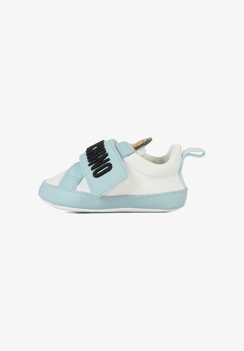 Sneaker per bambini blu e bianco con una cinturino testurizzato recante la scritta "MINO", design slip-on e suola in gomma.