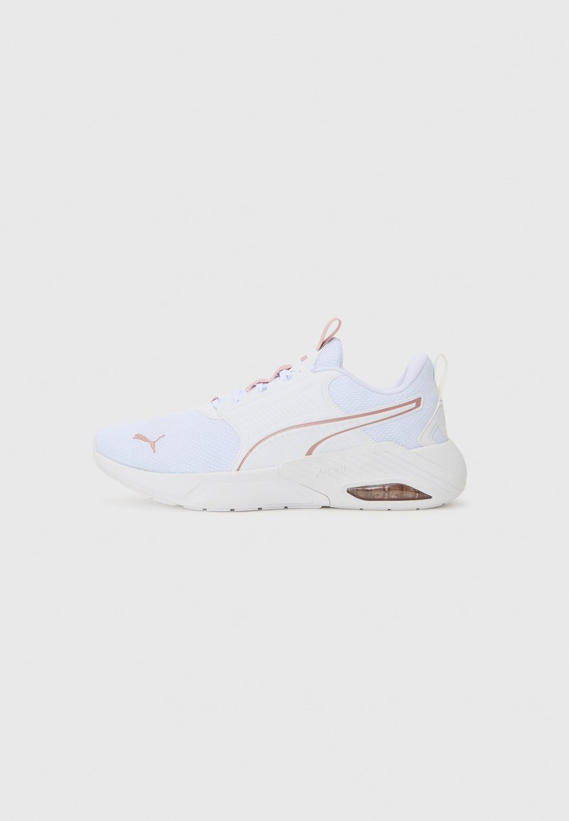 Hvit sneakers med en pustende overdel, roségull detaljer, og en kraftig hvit såle med synlig luftdemping. Standard snøring.