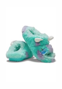 Muntgroene en paarse harige slippers met witte hoornaccenten, voorzien van een textuurzoel en een aangehechte label voor branding.