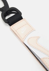 Nike Sportswear PREMIUM KEY HOLDER UNISEX - Nøgleringe - crimson tint/white