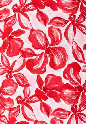 Rood aquarelachtig bloemenpatroon met grote bloemblaadjes en bladeren op een witte achtergrond, dat een levendig, abstract botanisch ontwerp creëert.