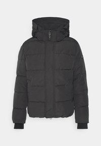 Jachetă puffer neagră cu glugă, prevăzută cu un fermoar frontal, manșete ribbate și panouri cusute pentru izolație. Design simplu și funcțional.