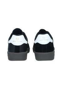 Černé semišové a kožené tenisky s bílým akcentem na patě. Mají šedou gumovou podrážku a zlaté logo na zadní straně.