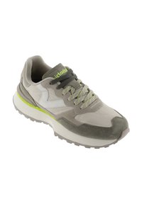 Sneaker grigio in materiale scamosciato e rete, con accenti verdi, colletto imbottito e suola bianca spessa. Dettagli riflettenti sui lati.