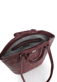 Bolso tejido burdeos con doble asa, cierre en la parte superior con cremallera y forro interior estampado. Cuenta con bolsillos interiores para una mejor organización.