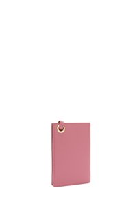 Portafoglio rosa in pelle con finitura texturizzata, forma rettangolare, anello superiore per attacco e dettaglio in tono oro.