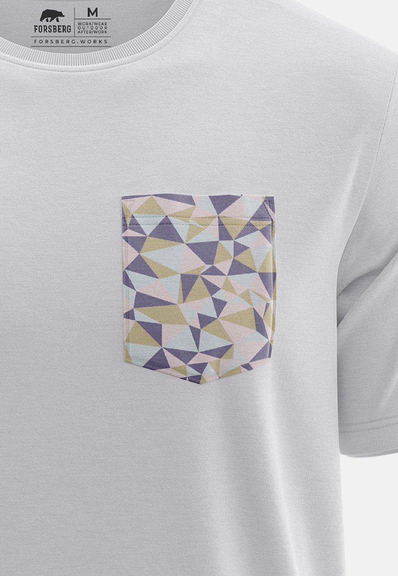 Camiseta blanca de algodón con un diseño de bolsillo geométrico en colores pastel que incluye triángulos en púrpura, dorado, azul y rosa, con bordes cosidos.