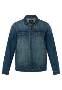 Chaqueta de mezclilla en azul medio, con cuello puntiagudo, cierre de botones y dos bolsillos en el pecho. Textura desgastada con detalles de desvanecimiento sutil.