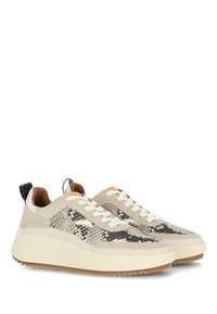 Sneakers con una toma in suede beige, pannelli laterali con motivo pitone, lacci bianchi e una suola intermedia cremoso texturizzato; accentuazione del tallone nera.
