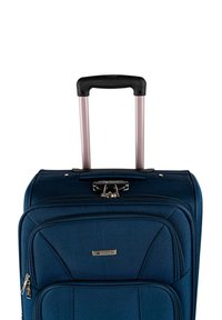 Maleta azul marino con acabado de tela texturizada, asa retráctil plateada y cierre con candado plateado. Dos bolsillos frontales con cremallera.