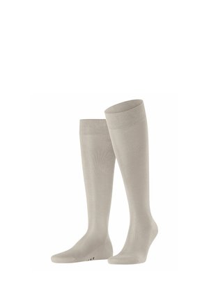 Paire de chaussettes de compression grises montantes jusqu'au genou, avec bords supérieurs côtelés, conçues pour le soutien et le confort.