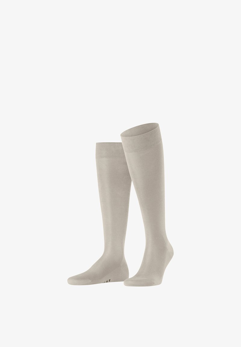 Paire de chaussettes de compression grises montantes jusqu'au genou, avec bords supérieurs côtelés, conçues pour le soutien et le confort.