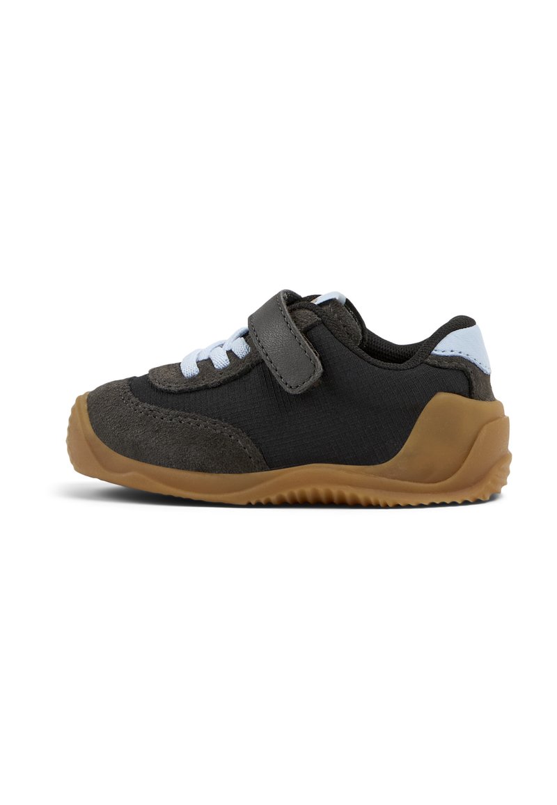 Zapatos infantiles, parte superior de textil negro con acentos de ante gris, cordones azules y correa de Velcro. Suela de goma marrón acolchada con agarre texturizado.