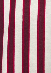 Svītrota auduma ar pārmaiņus platu karmīnsarkano un šauru krēmu svītru, izgatavota no teksturēta kokvilnas. Raksts ir vienmērīgs visā audumā.