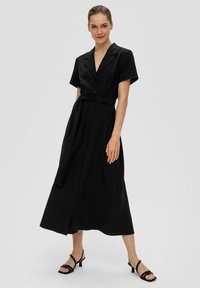 Zwart, kort mouwige overhemdjurk met een geaccentueerde taille, midi-lengte en een rechte silhouet. Soepele textuur met een klassieke kraag.