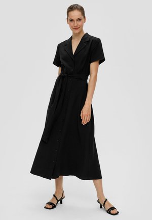 Zwart, kort mouwige overhemdjurk met een geaccentueerde taille, midi-lengte en een rechte silhouet. Soepele textuur met een klassieke kraag.
