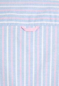 Gestreifter Stoff in Hellblau mit weißen und rosa Linien, mit einem kleinen rosa Stoffschlaufen oben. Glatte Textur, leichtes Design.