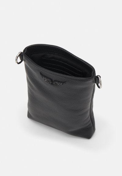 Borsa in pelle nera con finitura testurizzata. Presenta un'apertura superiore, scomparti per carte interne e un accento a forma di ala sul davanti.