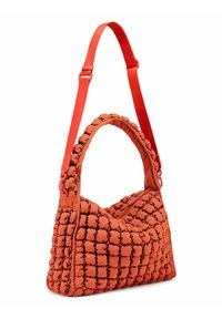 Borsa a spalla imbottita arancione con un design a trama trapuntata. Presenta un manico curvato e una tracolla regolabile, con chiusura a zip sulla parte superiore.